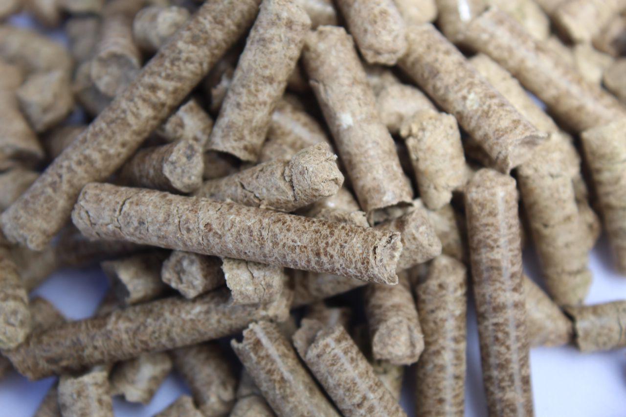 Textura natural de los pellets de aserrín de madera