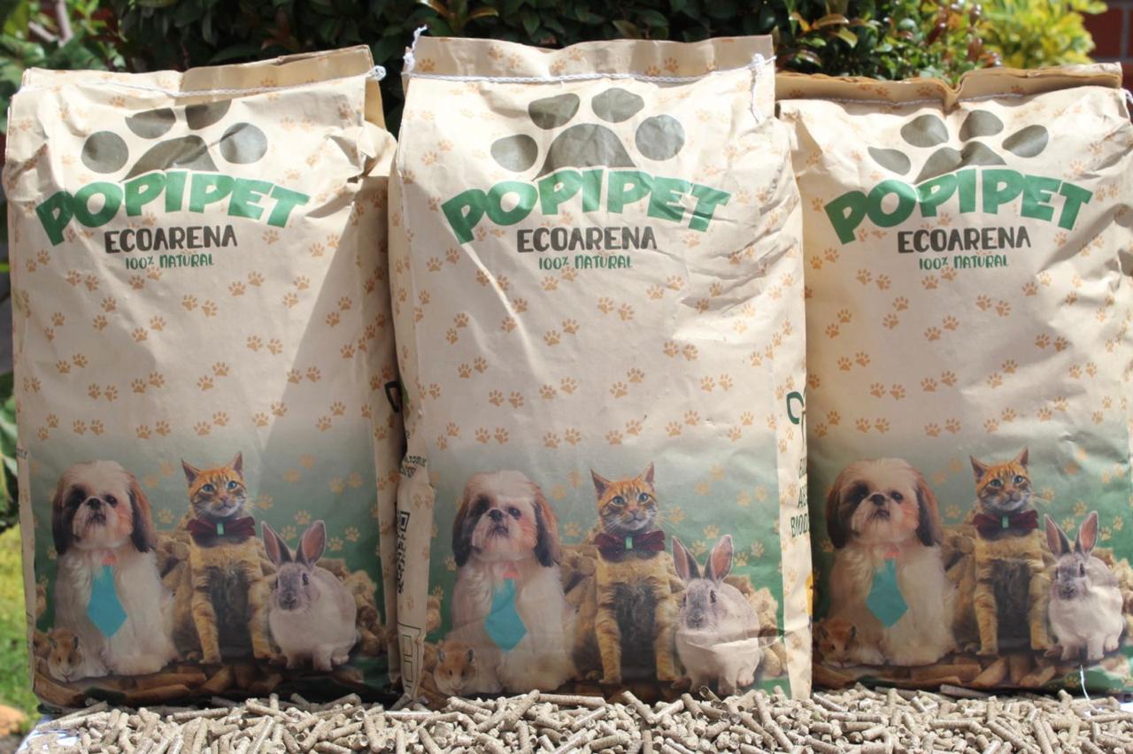 Sacos de Popipet Ecoarena sobre pellets de madera